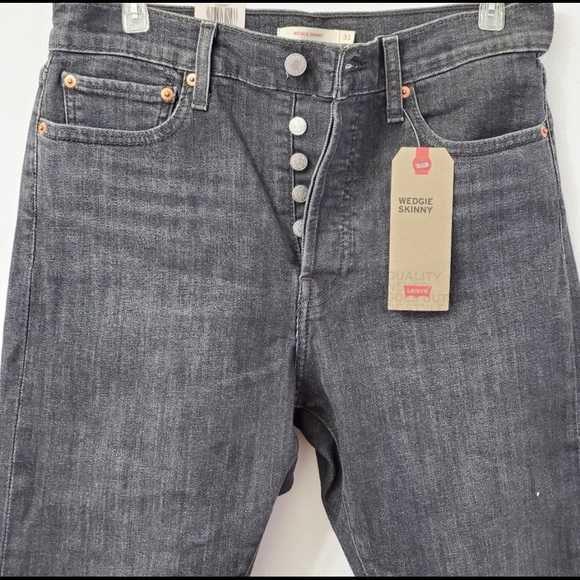 NWT Levi’s Wedgie Raw Hem High Rise - Picture 4 of 9